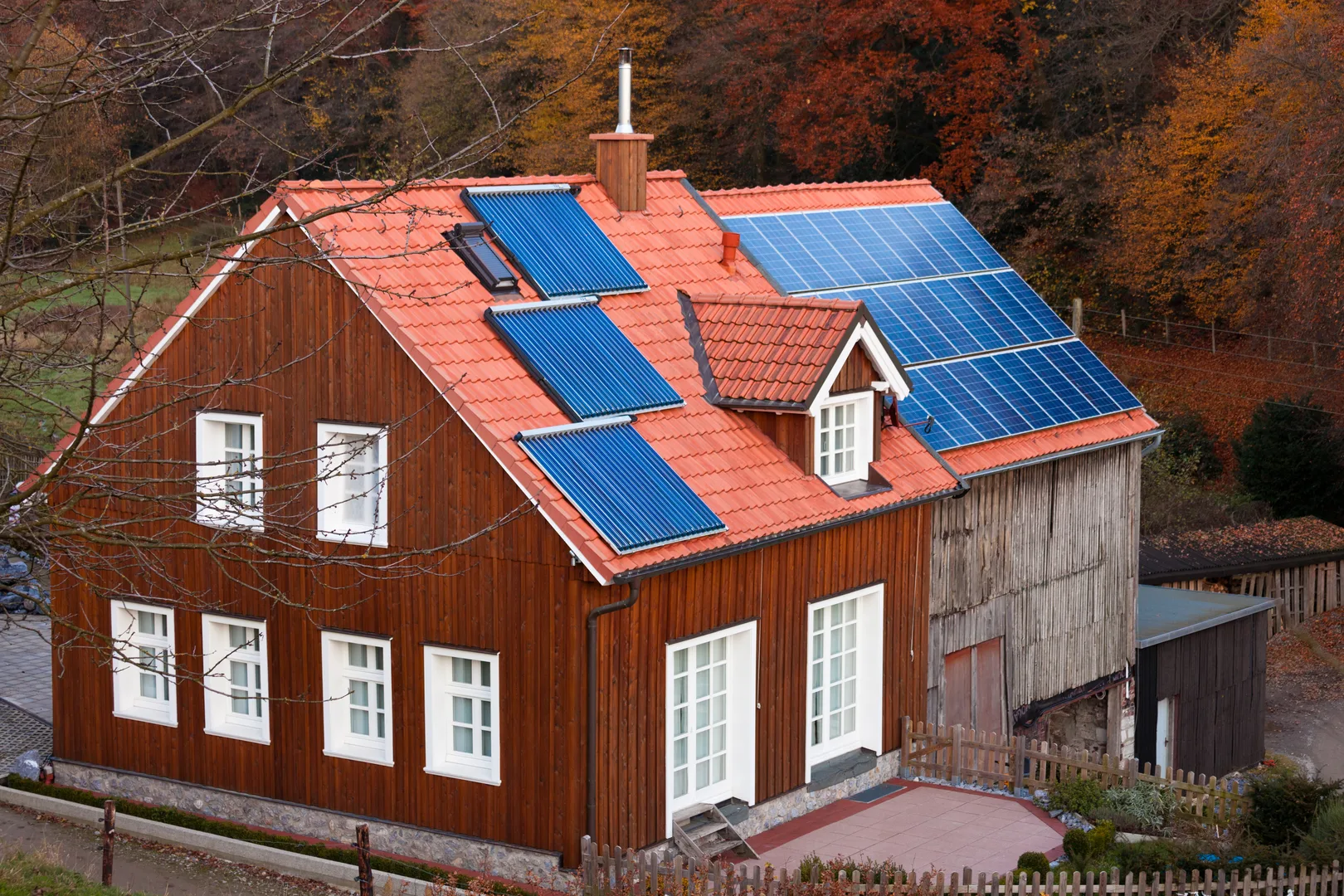 Rodinný dom so solárnymi panelmi na jeseň