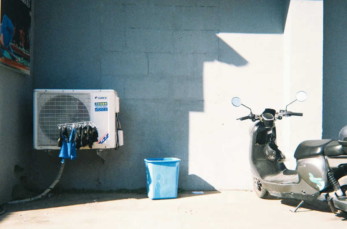 tepelné čerpadlo cena Slovensko - Air conditioner unit with clothes and scooter